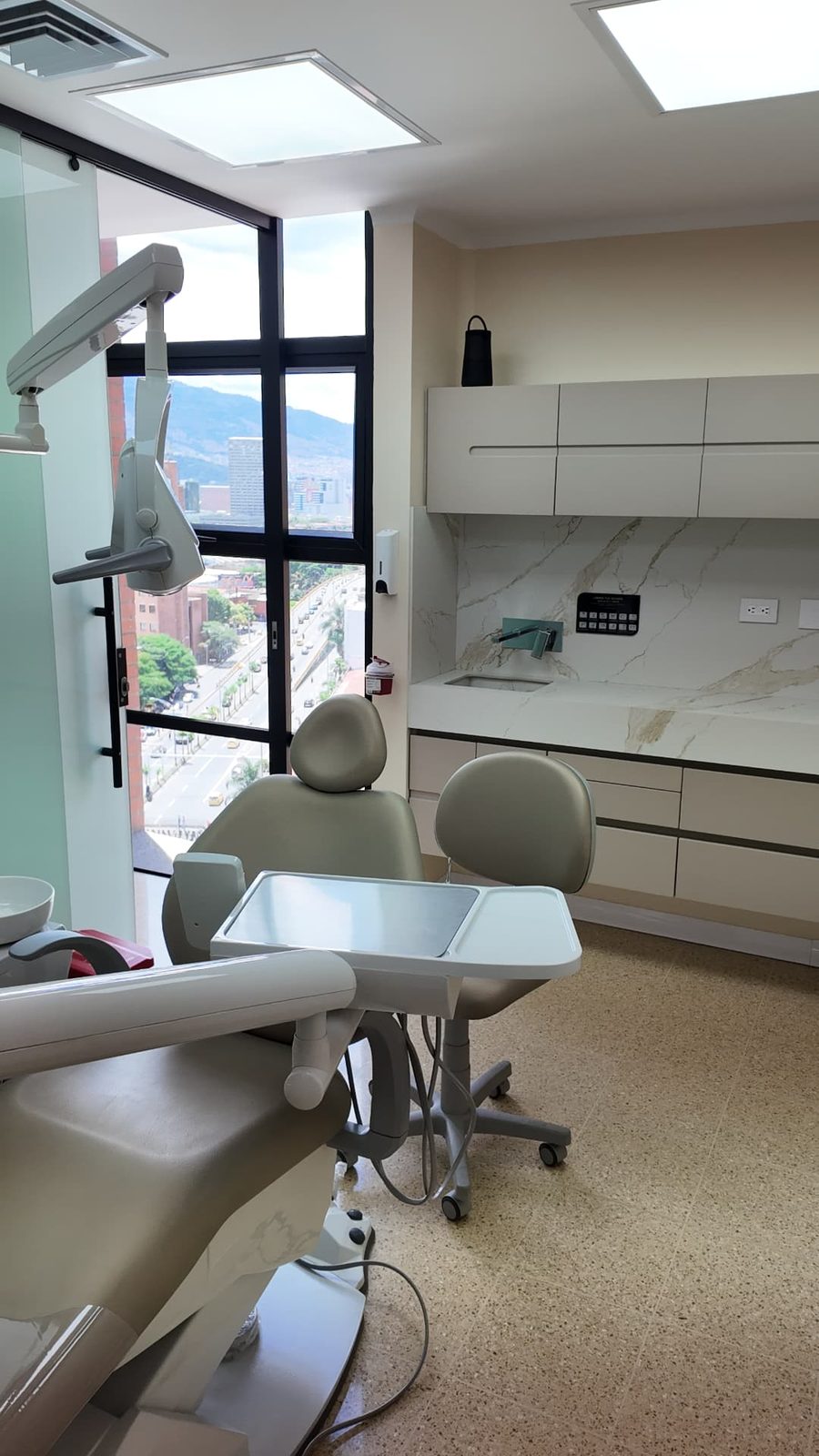 Consultorio de Viana Star con vista a Medellín: sillón dental y acabados modernos