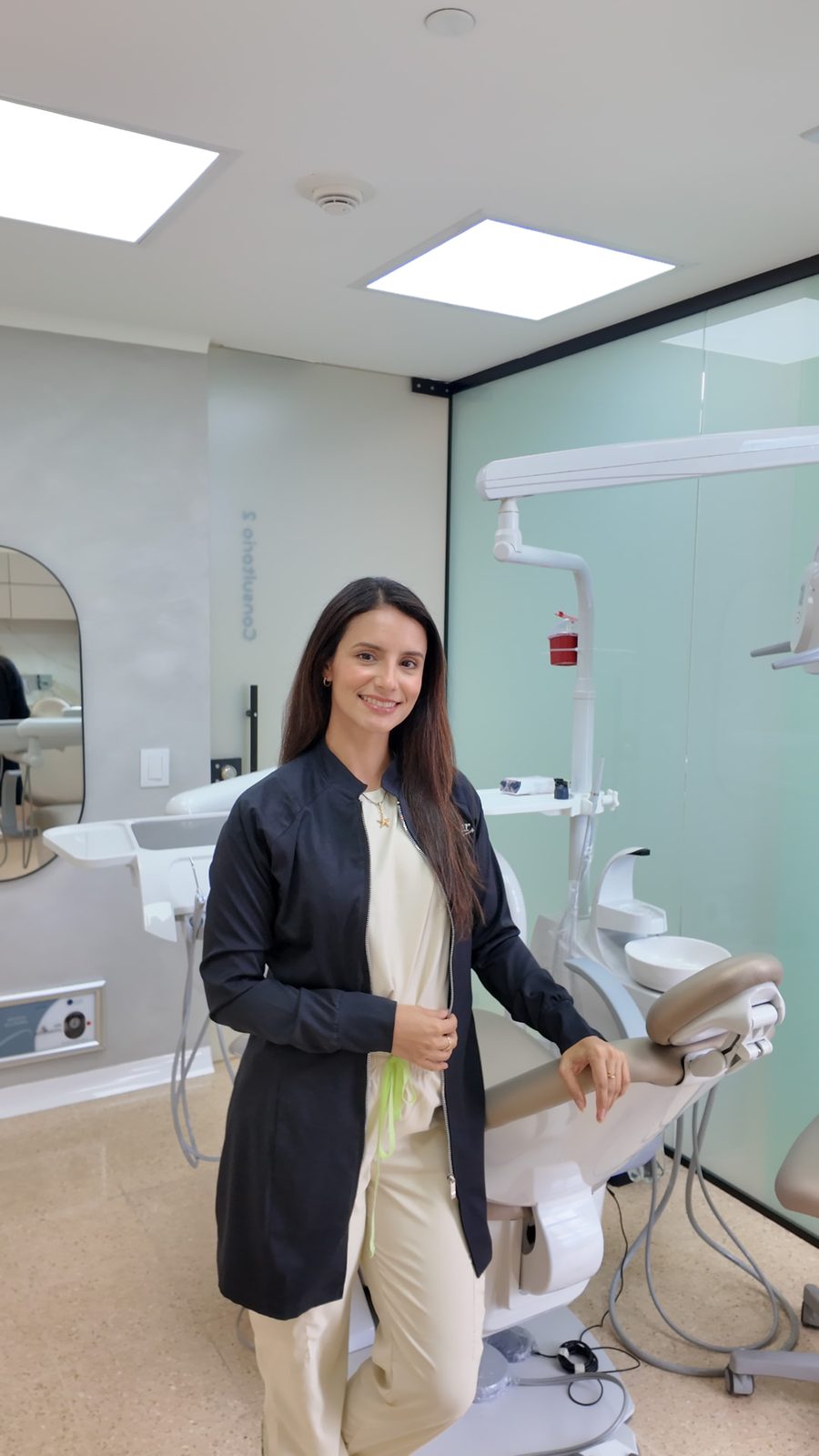 Dra. Melissa Hernández Viana junto al sillón dental de Viana Star, Medellín