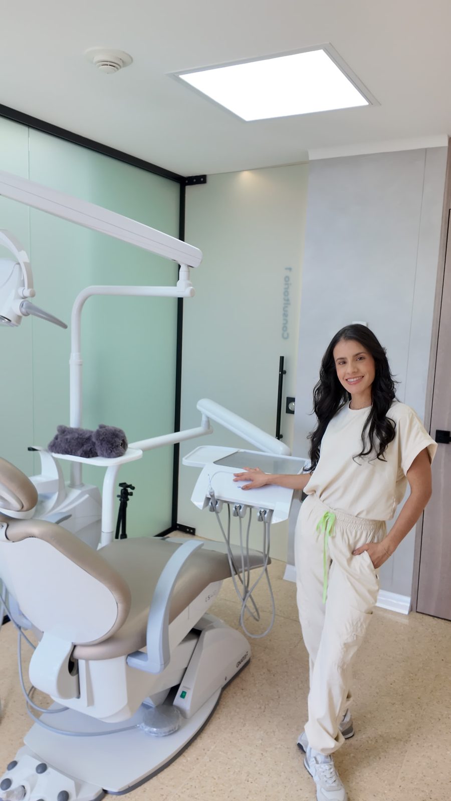 Dra. Stefania Hernández Viana en el consultorio de Viana Star, Medellín